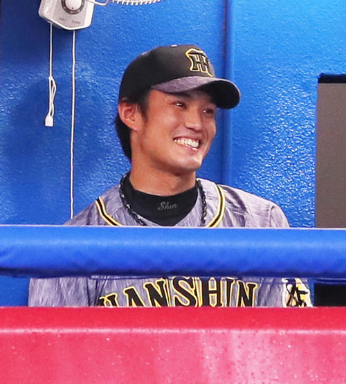 ヤクルト対阪神　8回の1イニングを無失点で抑えベンチで笑顔を見せる阪神藤浪（撮影・足立雅史）