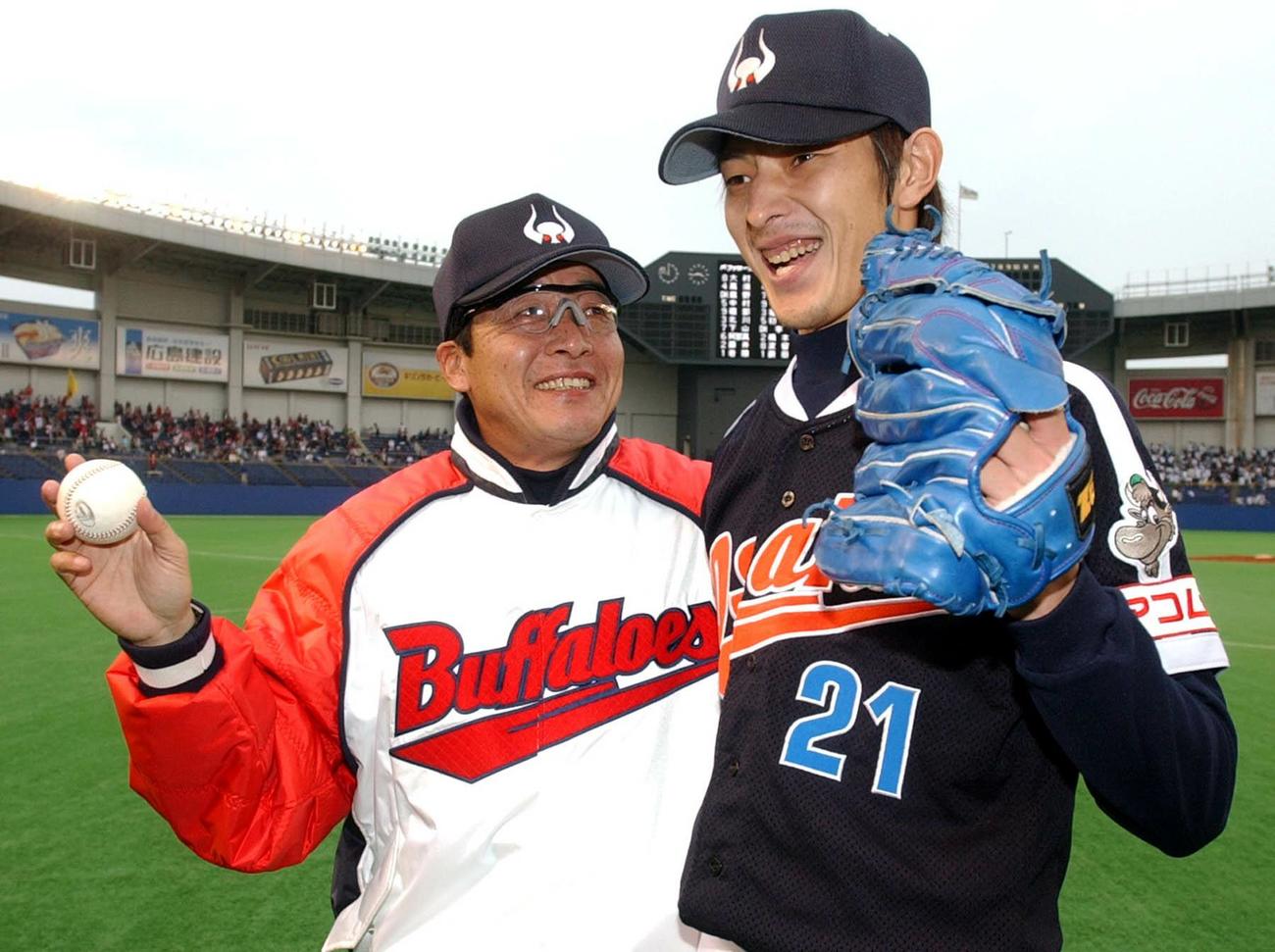 04年5月、ロッテ戦に勝利し喜び合う近鉄梨田監督（左）と岩隈
