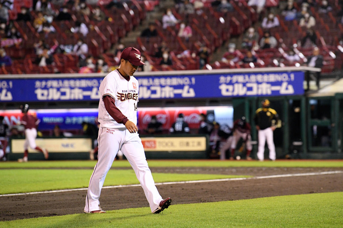 楽天対ソフトバンク　5回表、交代しベンチへ引き揚げる楽天則本昂（撮影・滝沢徹郎）