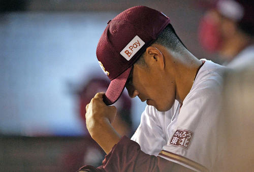 楽天対ソフトバンク　5回表、交代しベンチで下を向く楽天則本昂（撮影・滝沢徹郎）