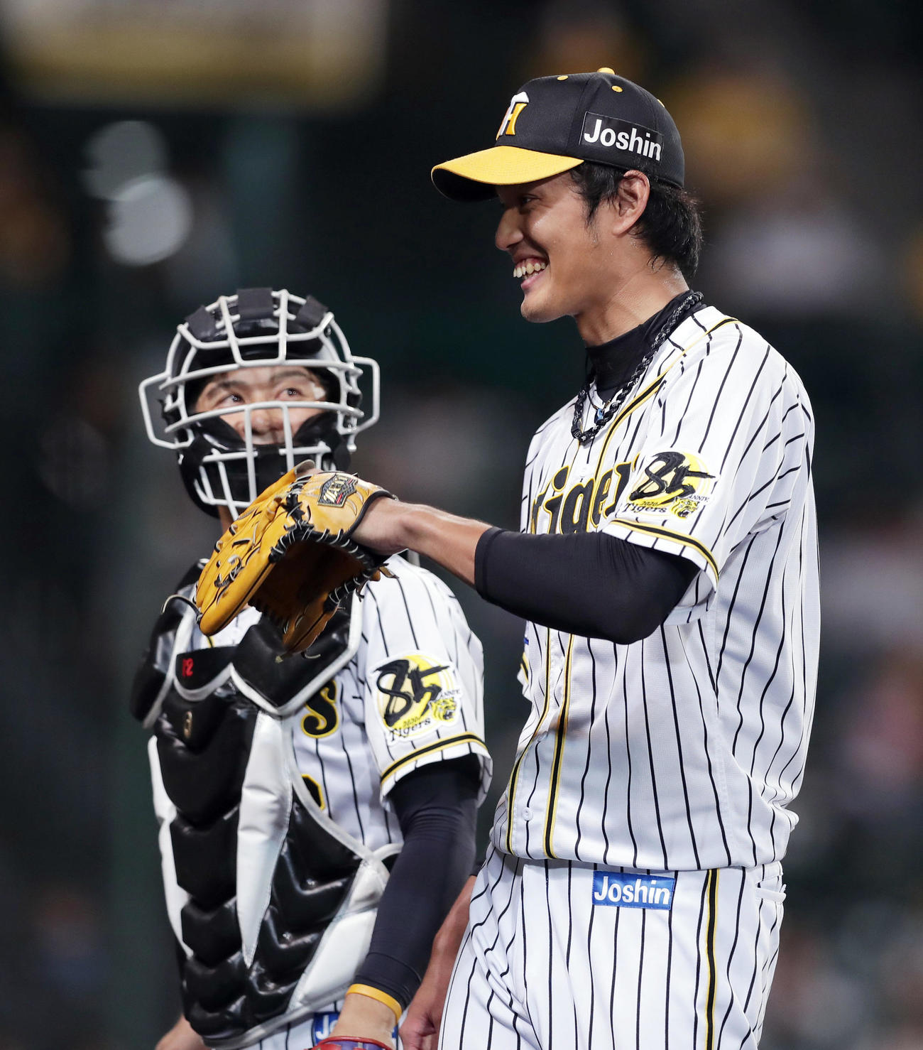阪神対中日　8回表の中日打線を抑えた藤浪晋太郎（右）は坂本誠志郎に迎えられ笑顔を見せる（撮影・前田充）