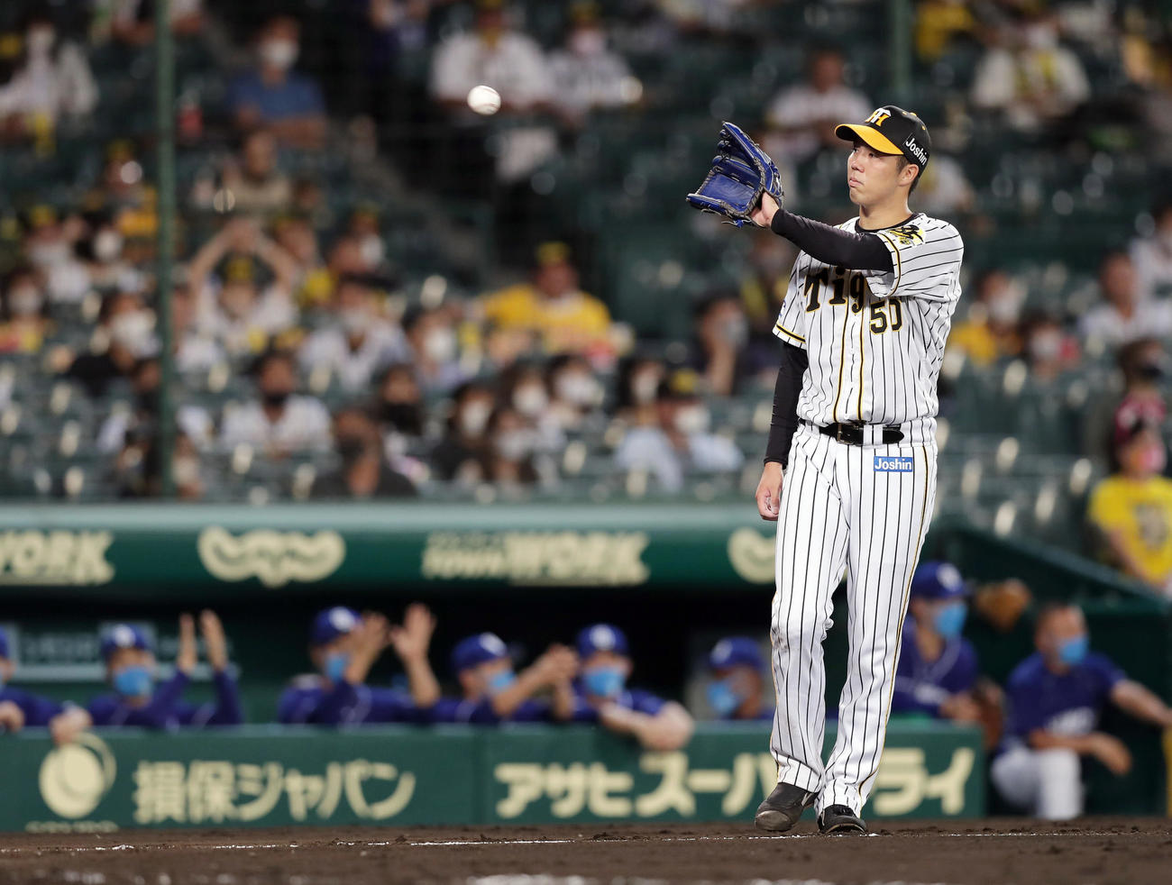 阪神対中日　5回表中日2死一、二塁、大野雄に2点適時三塁打を浴びた青柳（撮影・前田充）