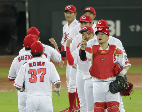 広島対巨人　巨人に快勝した広島ナイン（撮影・加藤孝規）