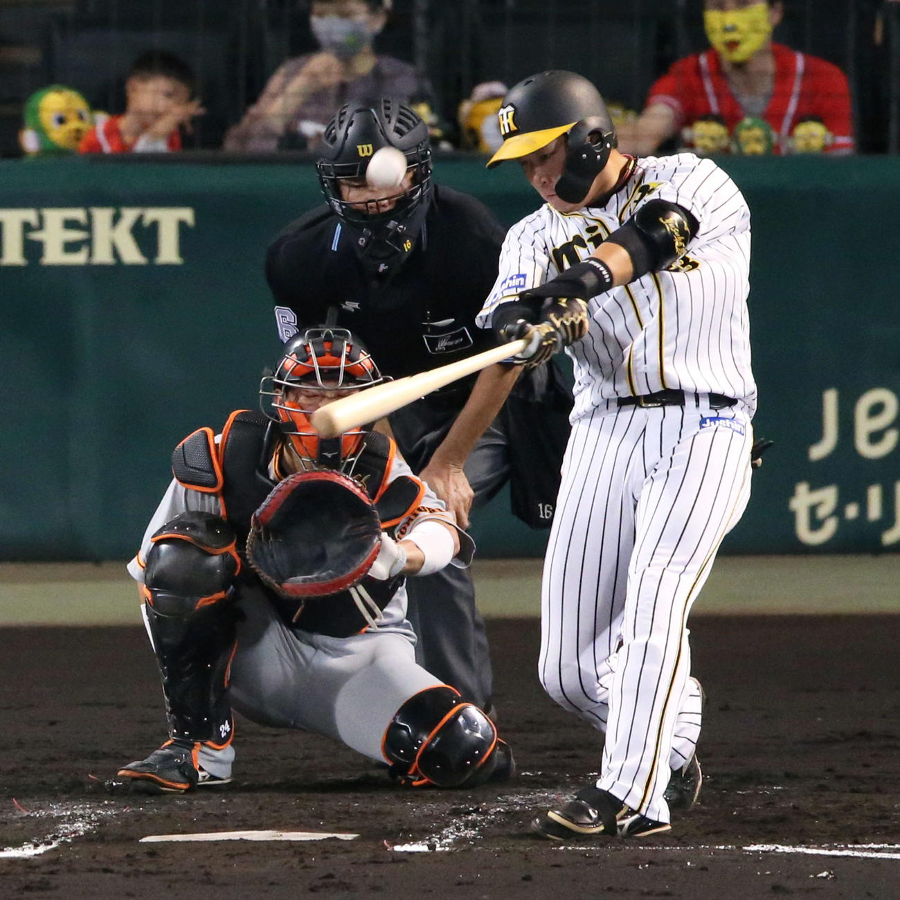 阪神対巨人　2回裏阪神無死、大山は左中間に先制ソロ本塁打を放つ（撮影・上山淳一）