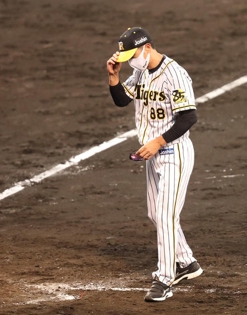 阪神対巨人　巨人に敗れて一礼の後うつむく矢野燿大監督（撮影・白石智彦）