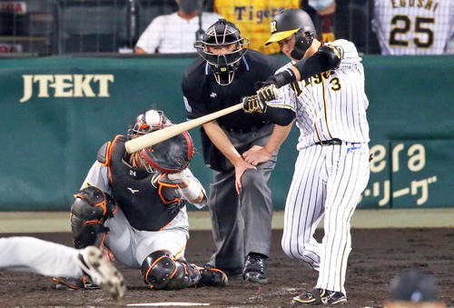阪神対巨人　5回裏阪神2死一塁、大山は中越え勝ち越し2点本塁打を放つ（撮影・上山淳一）