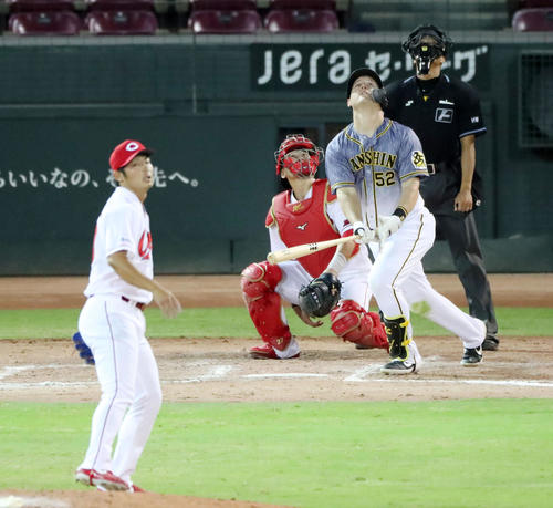 広島対阪神　9回表阪神2死二塁、サンズは二飛を打ち上げ試合終了。左は一岡（撮影・加藤哉）
