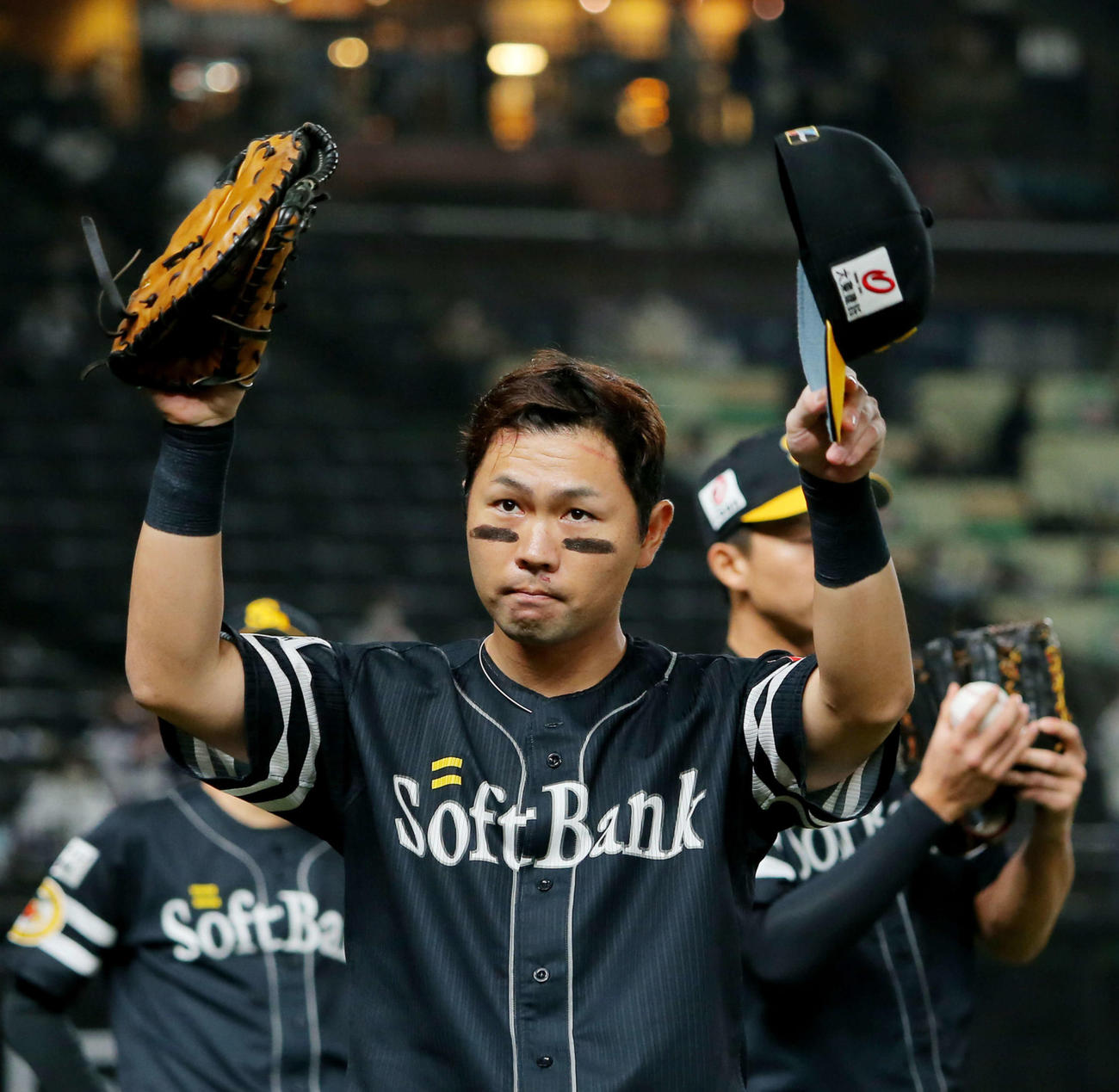 西武対ソフトバンク　5回裏終了後、通算1000試合を達成し祝福に応える中村晃（撮影・河田真司）