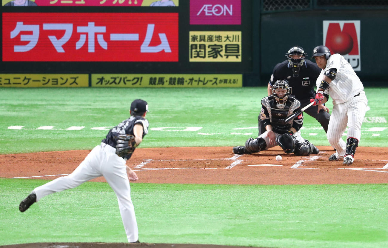 ソフトバンク対ロッテ　1回表ロッテ2死一、二塁、井上は空振りの三振に倒れる。投手はソフトバンク和田（撮影・梅根麻紀）