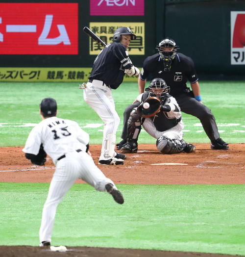 ソフトバンク対ロッテ　3回裏ソフトバンク2死二塁、柳田は2球目の内角球を見送る。投手はロッテ美馬（撮影・梅根麻紀