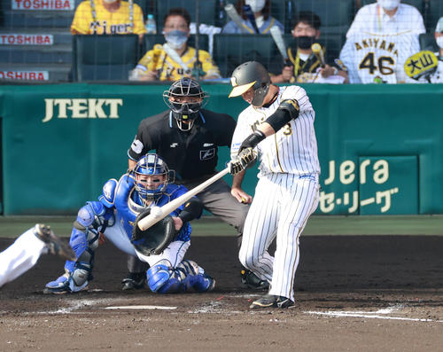 阪神対DeNA　5回裏阪神1死一塁、左越えに25号の逆転2点本塁打を放つ大山（撮影・清水貴仁）
