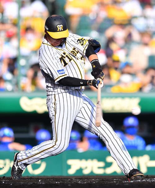 阪神対DeNA　5回裏阪神1死一塁、左中間へ逆転2点本塁打を放つ大山（撮影・上田博志）