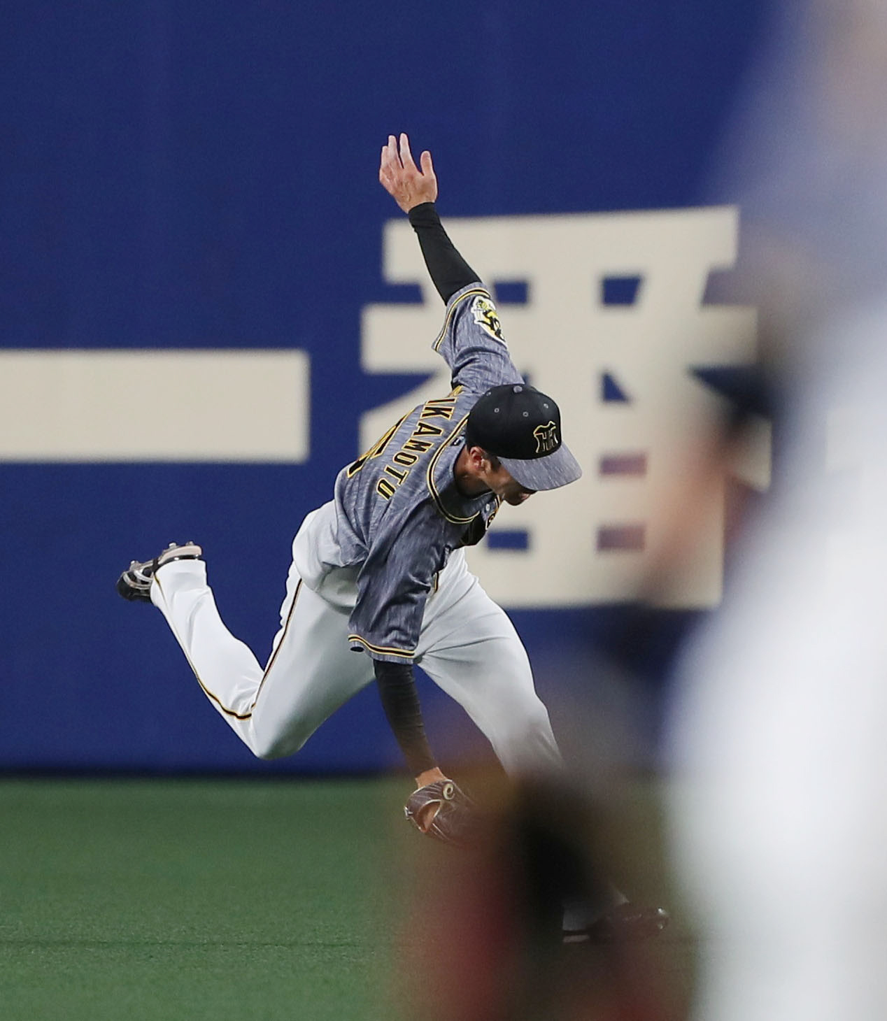 中日対阪神　3回裏中日無死一塁、アルモンテの打球をはじく中堅手近本（撮影・前田充）
