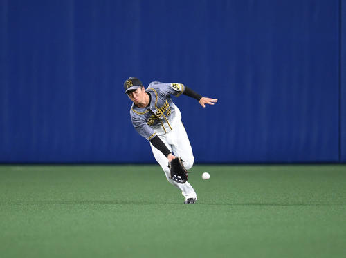 中日対阪神　3回裏中日無死一塁、近本はアルモンテの打球にダッシュするが捕れず、右翼方向に転がる（撮影・森本幸一）