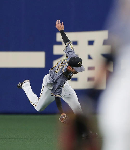 中日対阪神　3回裏中日無死一塁、アルモンテの打球をはじく中堅手近本（撮影・前田充）