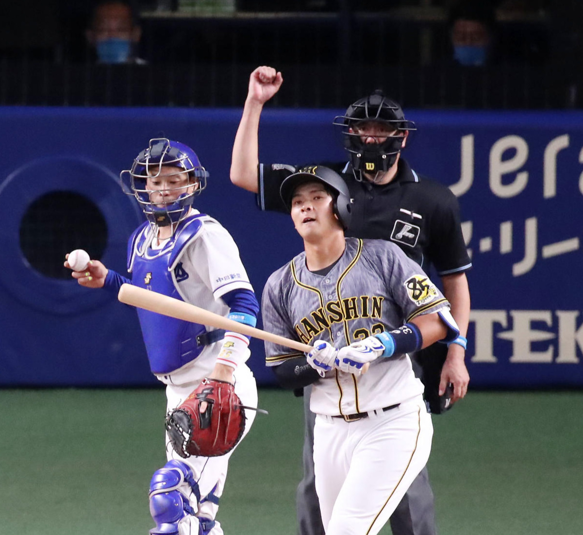 中日対阪神　7回表阪神無死、井上は空振り三振する（撮影・加藤哉）
