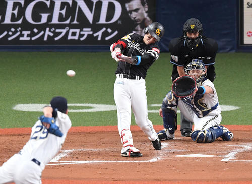 オリックス対ソフトバンク　4回表ソフトバンク2死一塁、栗原は右適時二塁打を放つ。投手田嶋（撮影・前岡正明）