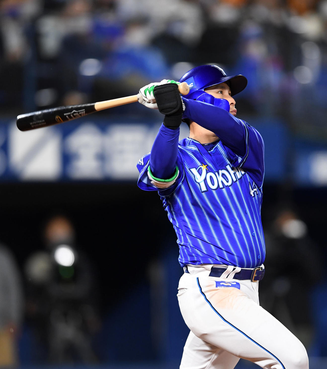 DeNA対巨人　8回裏DeNA無死、右越え本塁打を放つ佐野（撮影・横山健太）