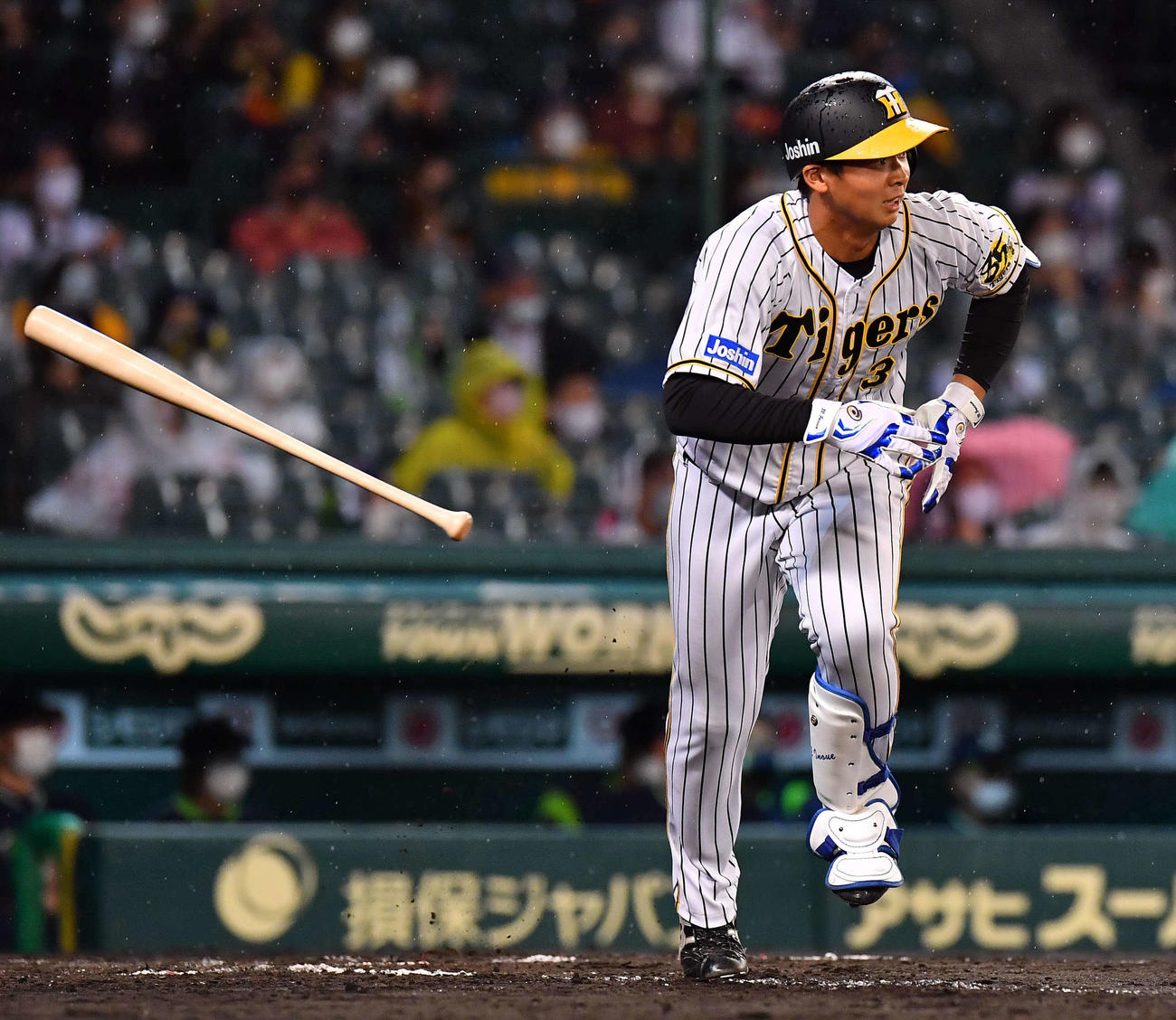 阪神対ヤクルト　8回裏阪神無死一塁、右中間へプロ初安打となる適時二塁打を放つ井上（撮影・上田博志）