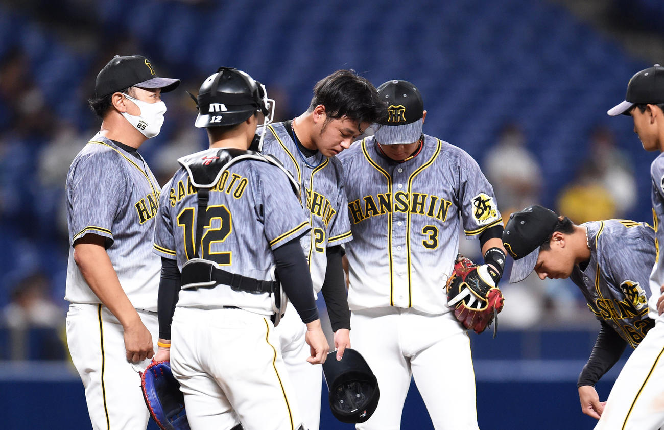 13日、中日戦の3回裏無死二塁、マウンドの高橋遥人のもとに集まる福原忍投手コーチら阪神ナイン