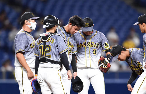 13日、中日戦の3回裏無死二塁、マウンドの高橋遥人のもとに集まる福原忍投手コーチら阪神ナイン