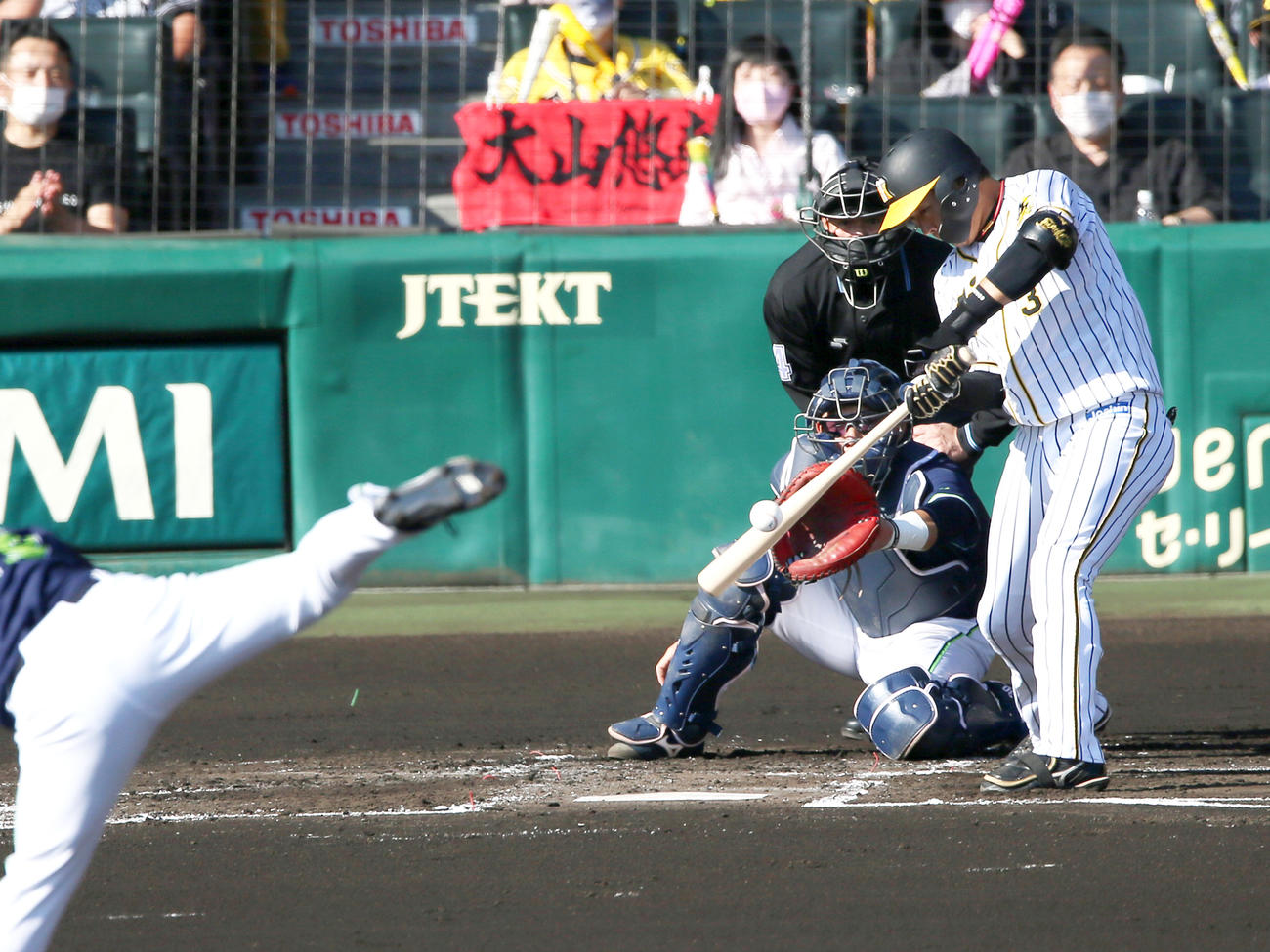 1回裏阪神1死二、三塁、大山は右前2点適時打を放つ（撮影・上山淳一）