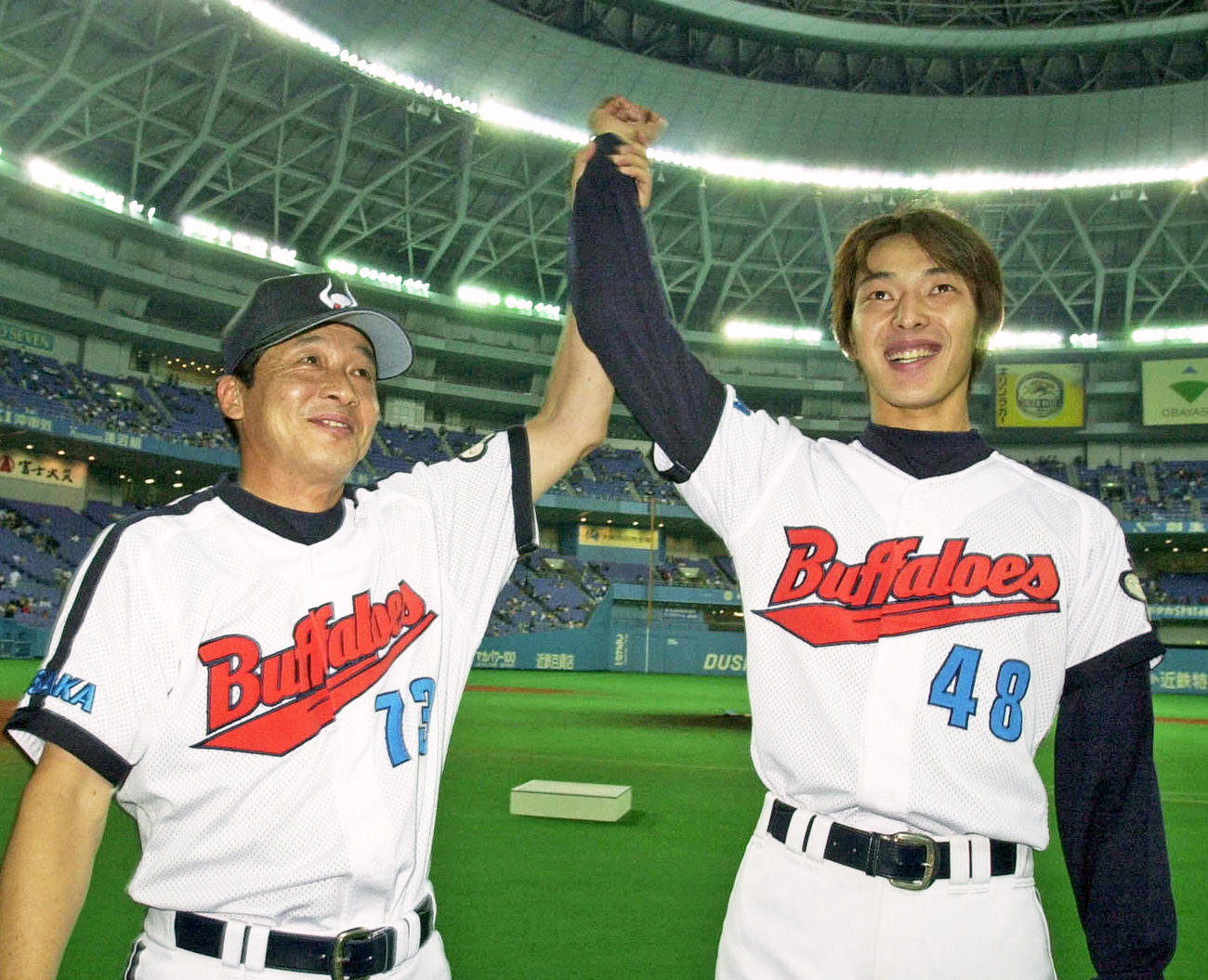 01年、好投の近鉄岩隈の右腕を高々と挙げて勝利を祝う梨田監督