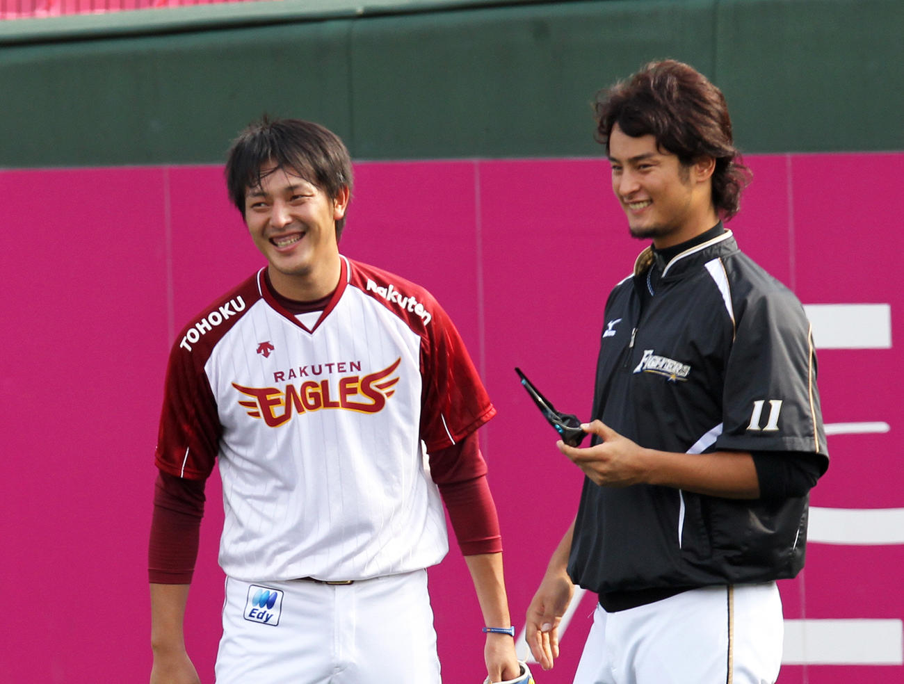 11年、試合前に日本ハム・ダルビッシュ（右）と談笑する楽天岩隈