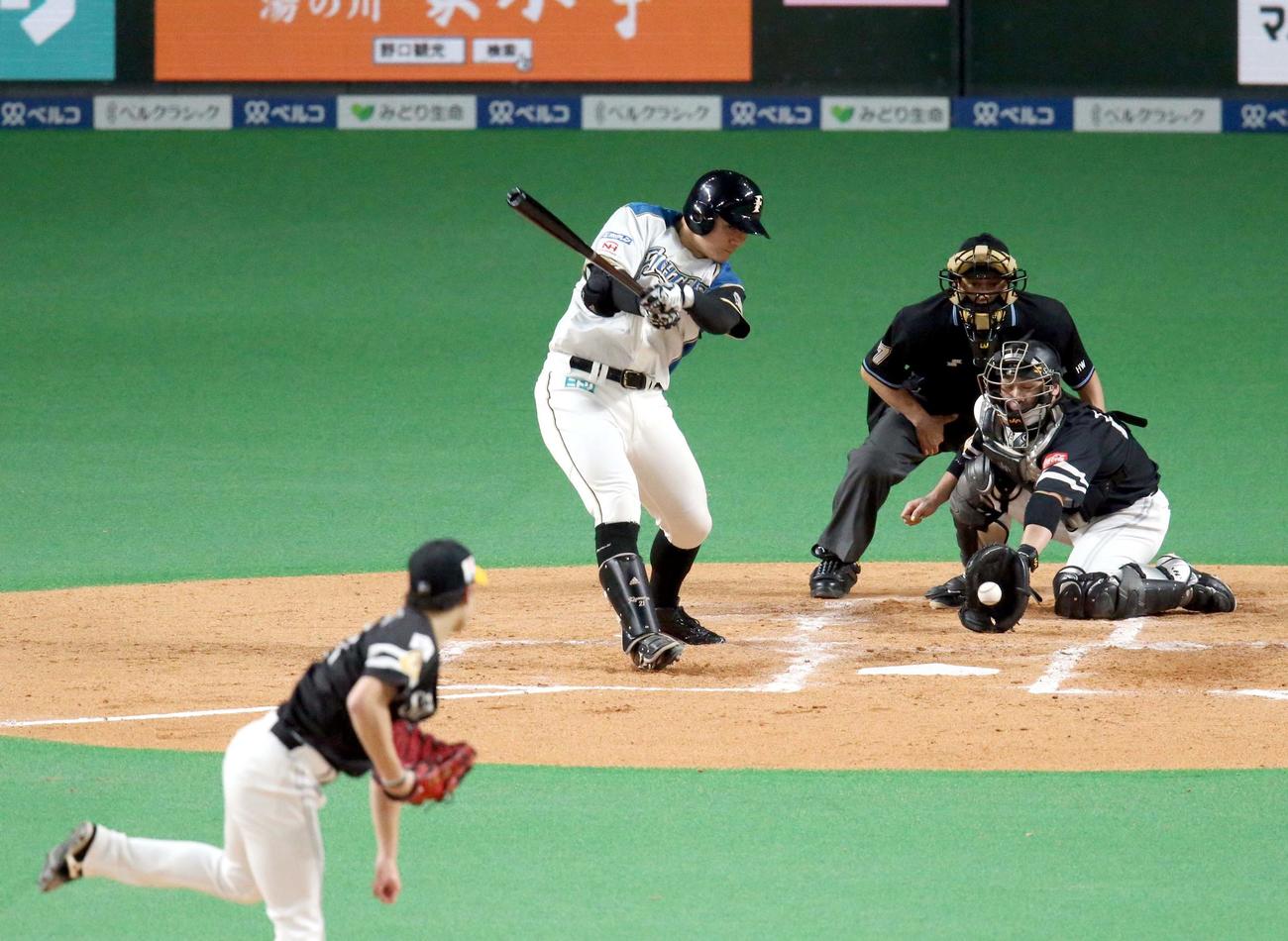 日本ハム対ソフトバンク　2回裏日本ハム1死一、二塁、清宮は三振に終わる。投手はソフトバンク笠谷（撮影・佐藤翔太）