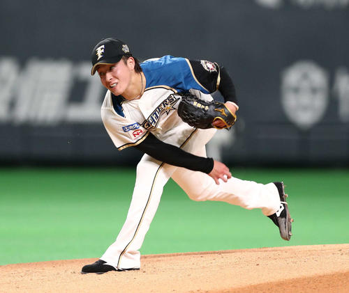 日本ハム対ソフトバンク　力投する日本ハム先発の吉田輝星（撮影・黒川智章）