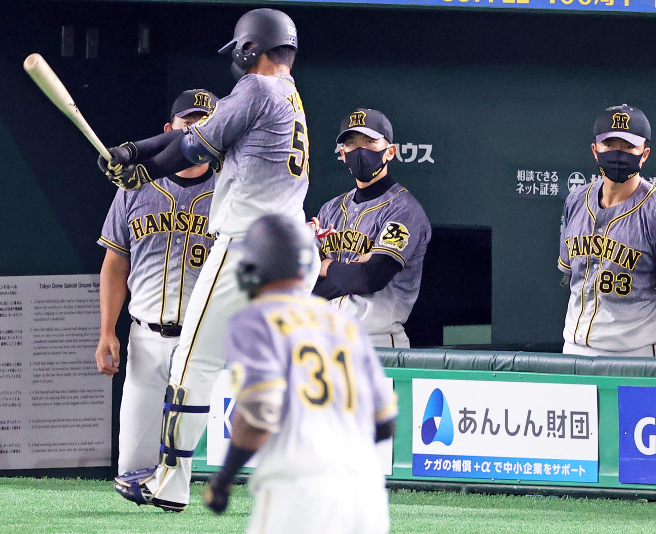 4回表阪神1死、マルテ（手前）が左越え本塁打を放つも、厳しい表情で見つめる矢野監督（中央）（撮影・浅見桂子）