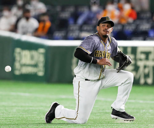 2回裏巨人1死二塁、田中俊の打球をはじく一塁手マルテ（撮影・前田充）