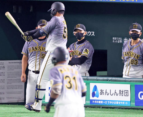 4回表阪神1死、マルテ（手前）が左越え本塁打を放つも、厳しい表情で見つめる矢野監督（中央）（撮影・浅見桂子）