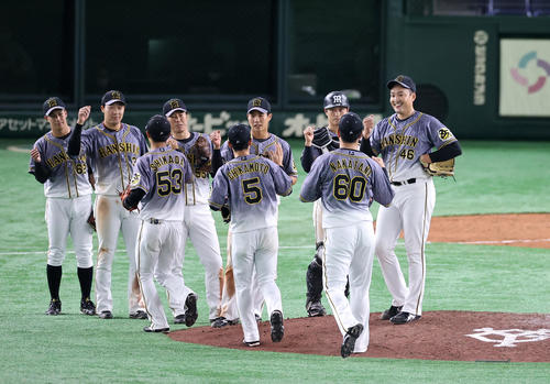 巨人対阪神　完投勝利の秋山（右）は笑顔でナインと喜び合う（撮影・浅見桂子）
