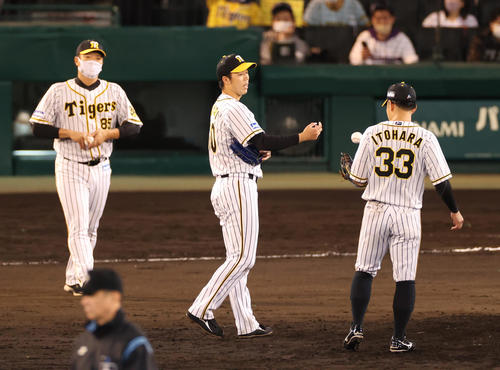 阪神対中日　8回表中日無死一塁、安打で走者を出したところで降板となる青柳（撮影・清水貴仁）