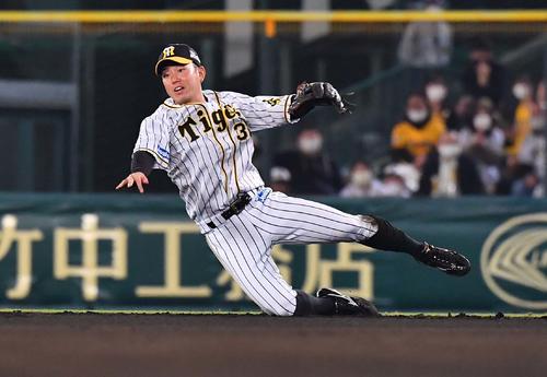 阪神対中日　6回表阪神1死一、二塁、高橋周平の二ゴロをさばきビシエドを二塁で封殺する糸原健斗（撮影・上田博志）