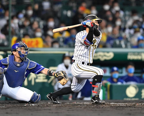 阪神対中日24回戦　1回裏阪神無死一塁、糸原は右中間へ同点適時二塁打を放つ（撮影・岩下翔太）