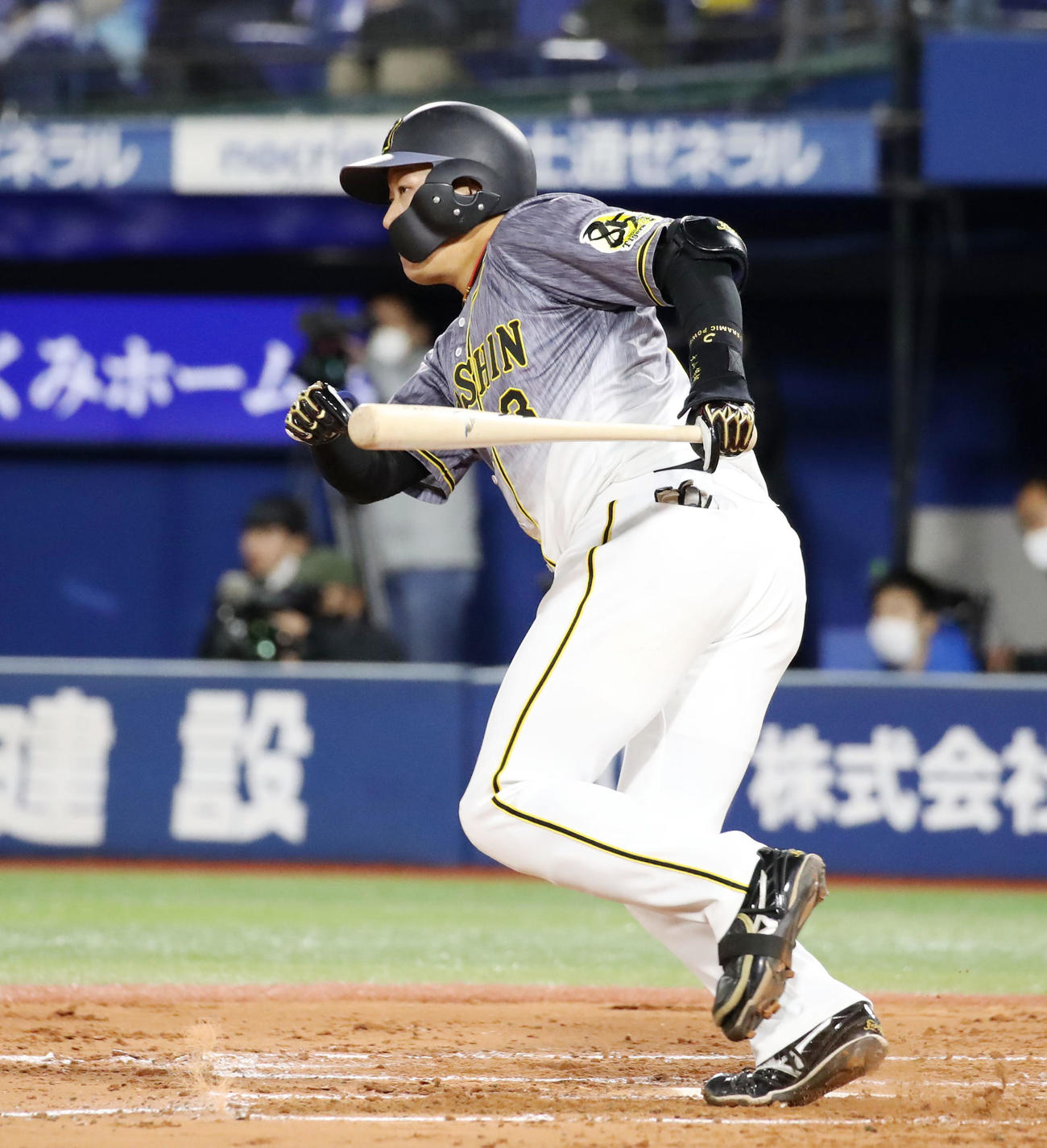 DeNA対阪神　3回表阪神2死一、二塁、大山は左越えに適時二塁打を放つ（撮影・加藤哉）