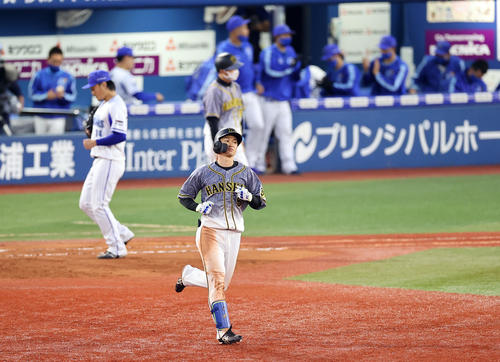 DeNA対阪神　8回表阪神2死満塁、近本は二塁飛に倒れがっくり（撮影・浅見桂子）