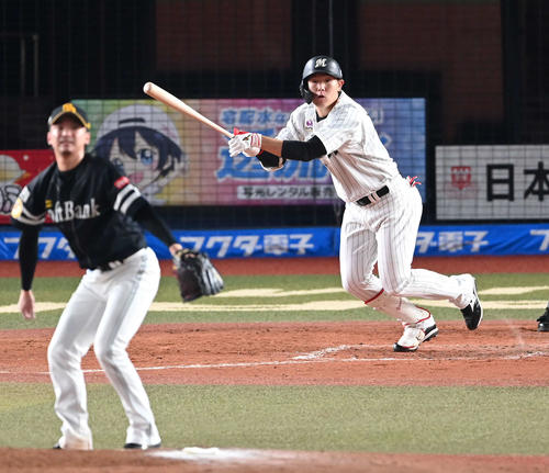 ロッテ対ソフトバンク　5回裏ロッテ2死一、二塁、左2点適時二塁打を放つ安田。投手東浜（撮影・鈴木みどり）