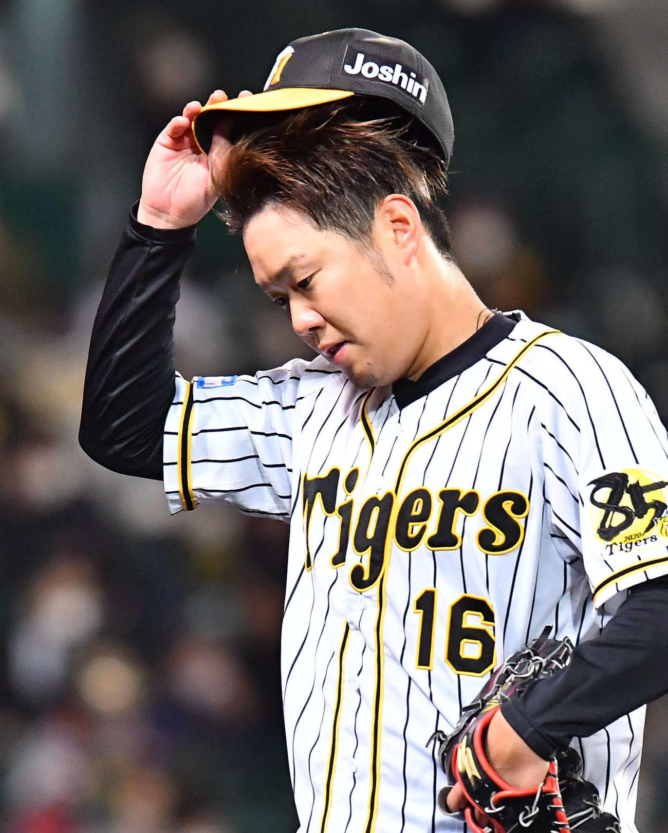 阪神対ヤクルト　1回に4失点し悔しそうな表情でベンチに引き揚げる西勇（撮影・上田博志）