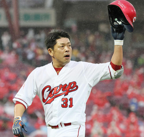 広島対阪神　石原慶の最後の打席は右飛。ファンの声援に応えながらベンチに戻る（撮影・加藤孝規）