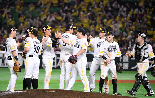 ソフトバンク対ロッテ　ロッテに勝利し日本シリーズ進出に王手をかけ、タッチを交わすソフトバンクナイン（撮影・横山健太）