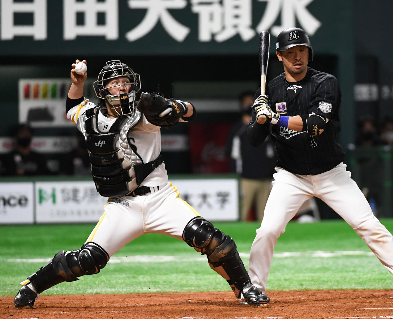 4回表ロッテ1死一、三塁、甲斐は藤原の二盗を阻止する。打者は清田（撮影・今浪浩三）