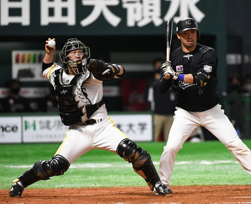 4回表ロッテ1死一、三塁、甲斐は藤原の二盗を阻止する。打者は清田（撮影・今浪浩三）