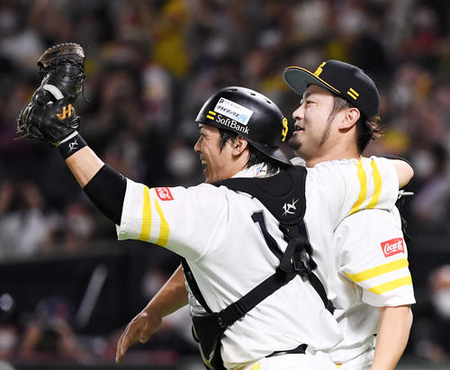 日本シリーズ出場を果たし抱き合うソフトバンク甲斐（左）と森（撮影・横山健太）