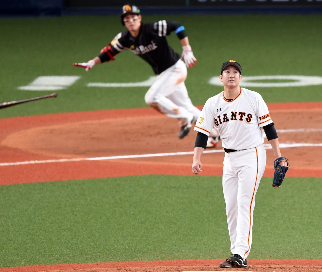 6回表ソフトバンク2死一、三塁、栗原に中越え2点適時二塁打を浴びる菅野（撮影・横山健太）