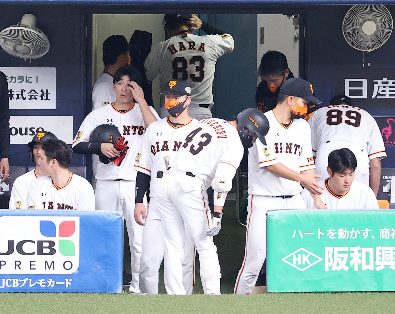 巨人対ソフトバンク　ソフトバンクに連敗を喫し足早に引き揚げる巨人原監督（奥）（撮影・垰建太）