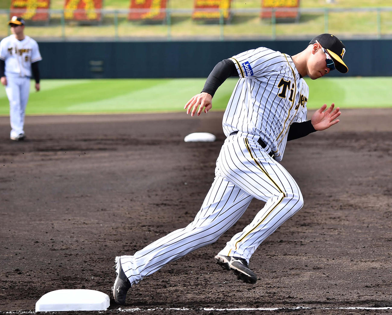 ベースランニングをする阪神佐藤輝明（撮影・上田博志）