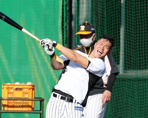 ロングティー打撃を行う佐藤輝(撮影・加藤哉)